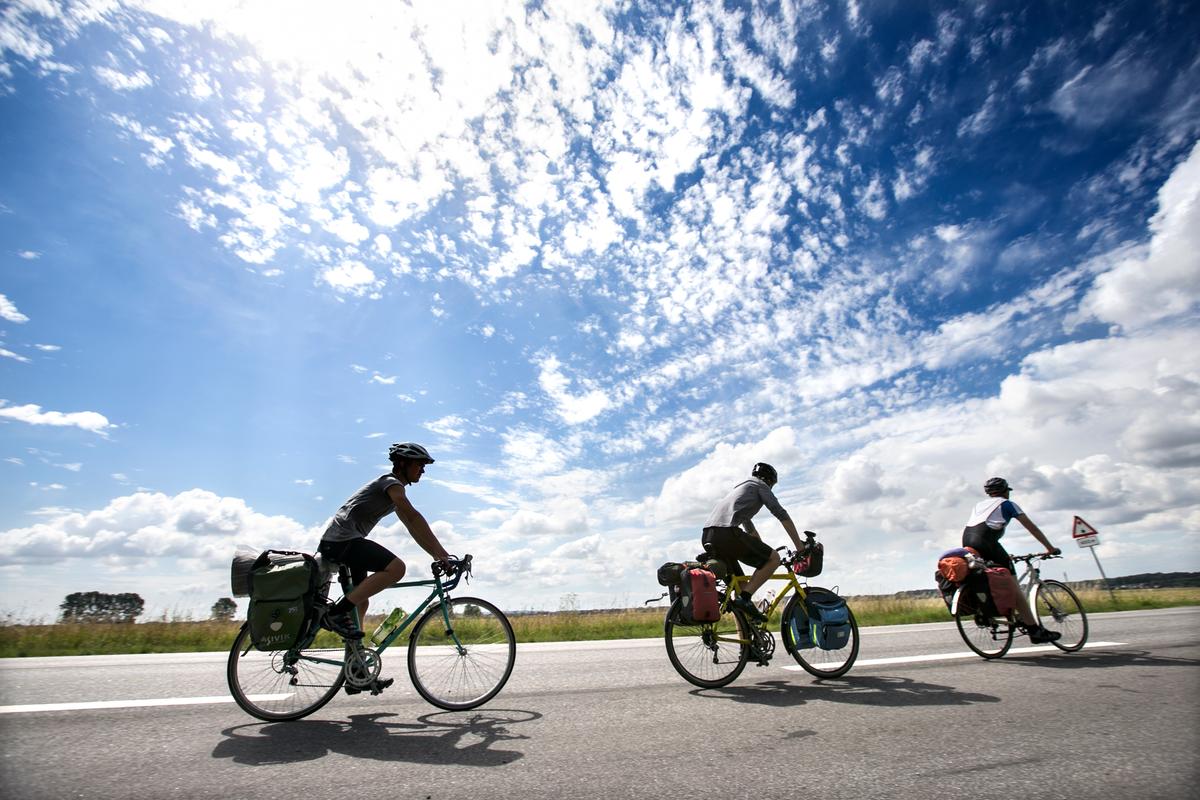 Tre cyklister på cykelferie i Kystlandet