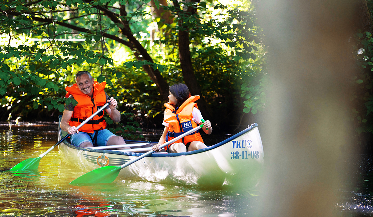 Far og datter sejler i kano på Gudenåen ved Klostermølle