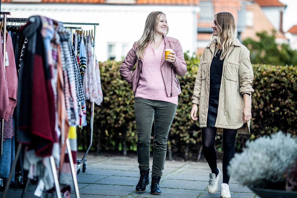 Freundinnen gehen und reden miteinander