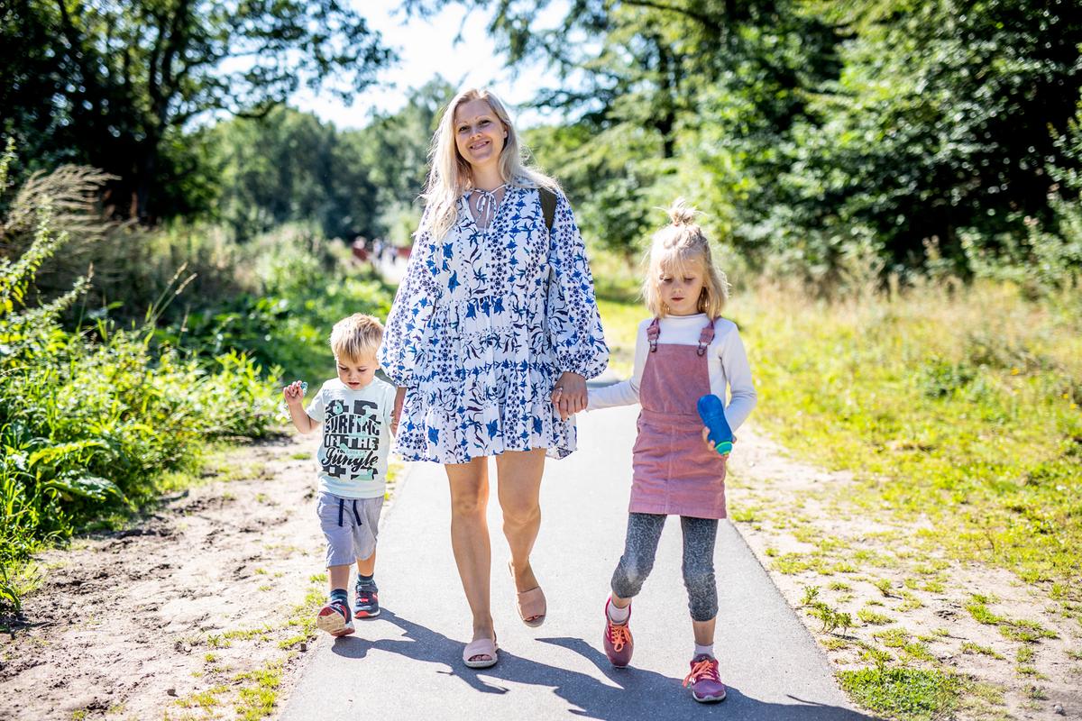 Familie geht in der Natur