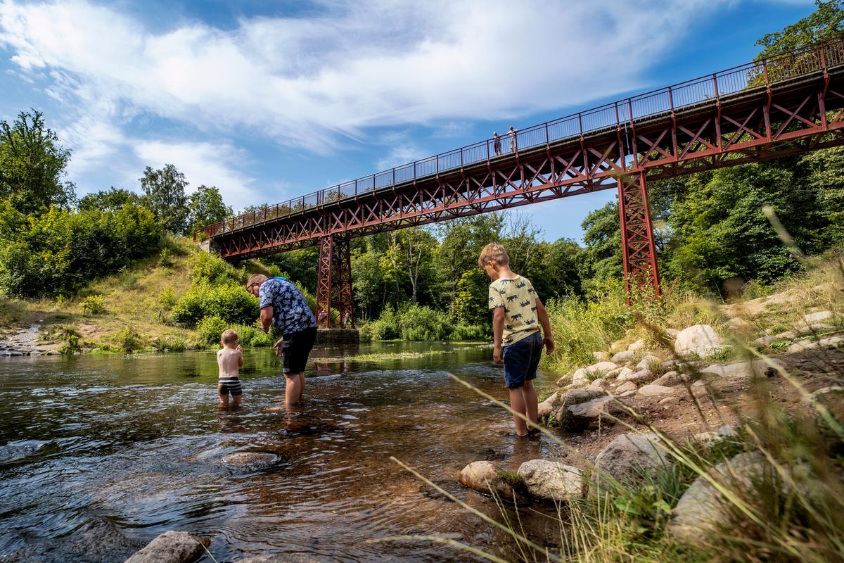 Wasserspaß an der Wiederentdeckten Brücke