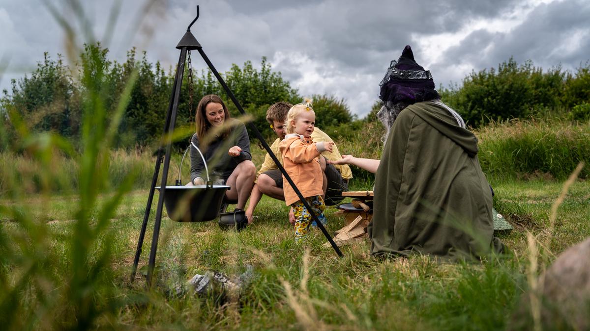 Familie an der Feuerstelle