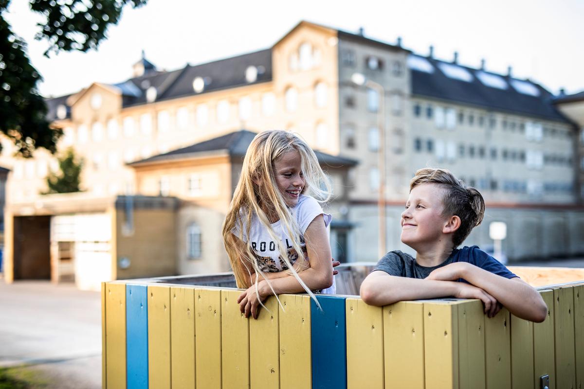 Geschwister spielen auf dem Spielplatz