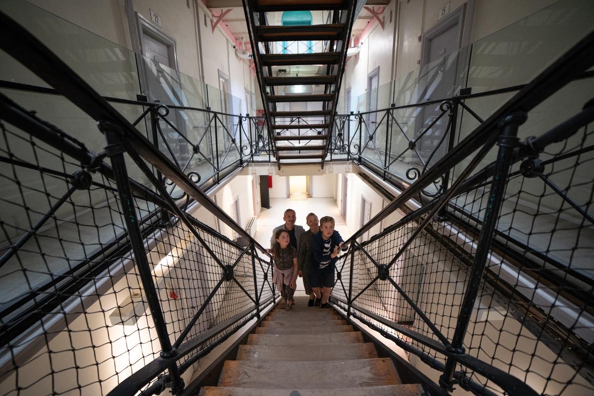 Familie steigt eine Gefängnistreppe hinauf