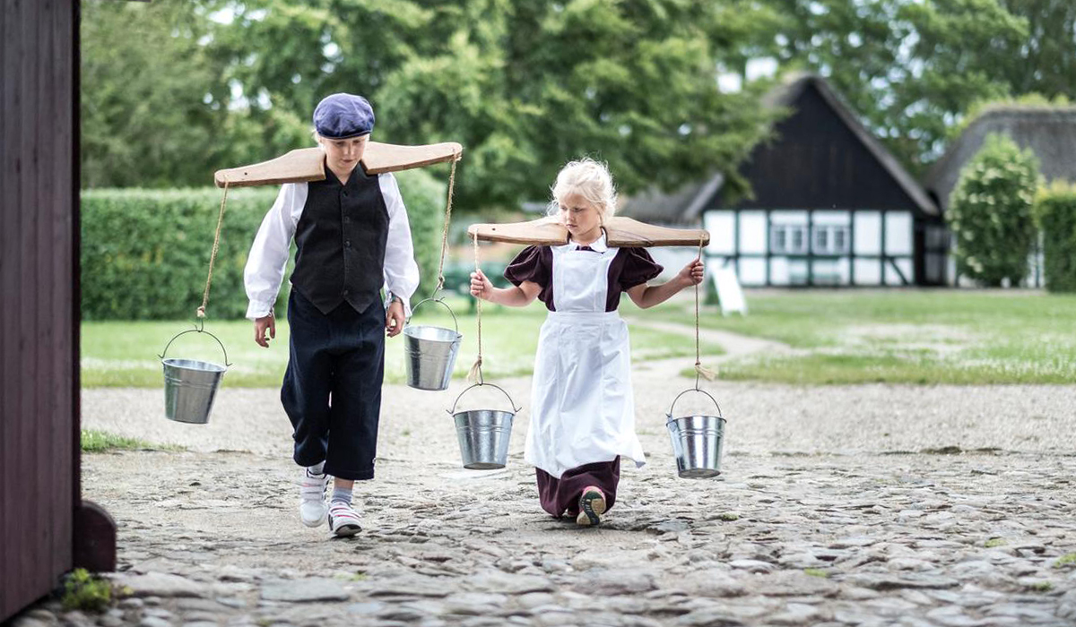 Kinder verkleiden sich im Freilichtmuseum Glud im Küstenland