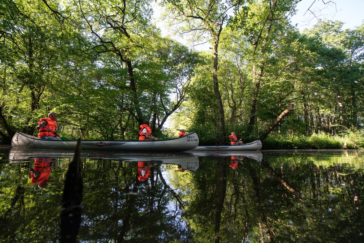 Familie på kanotur ved klostermølle