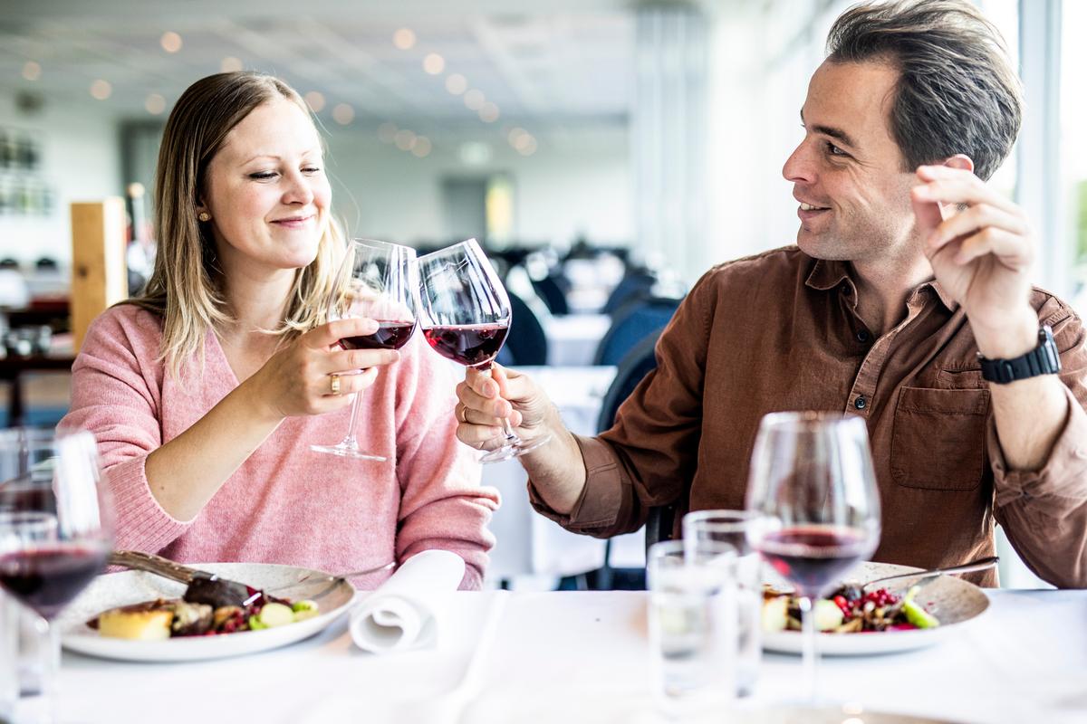 Paar beim Abendessen im Hotel Juelsminde Strand