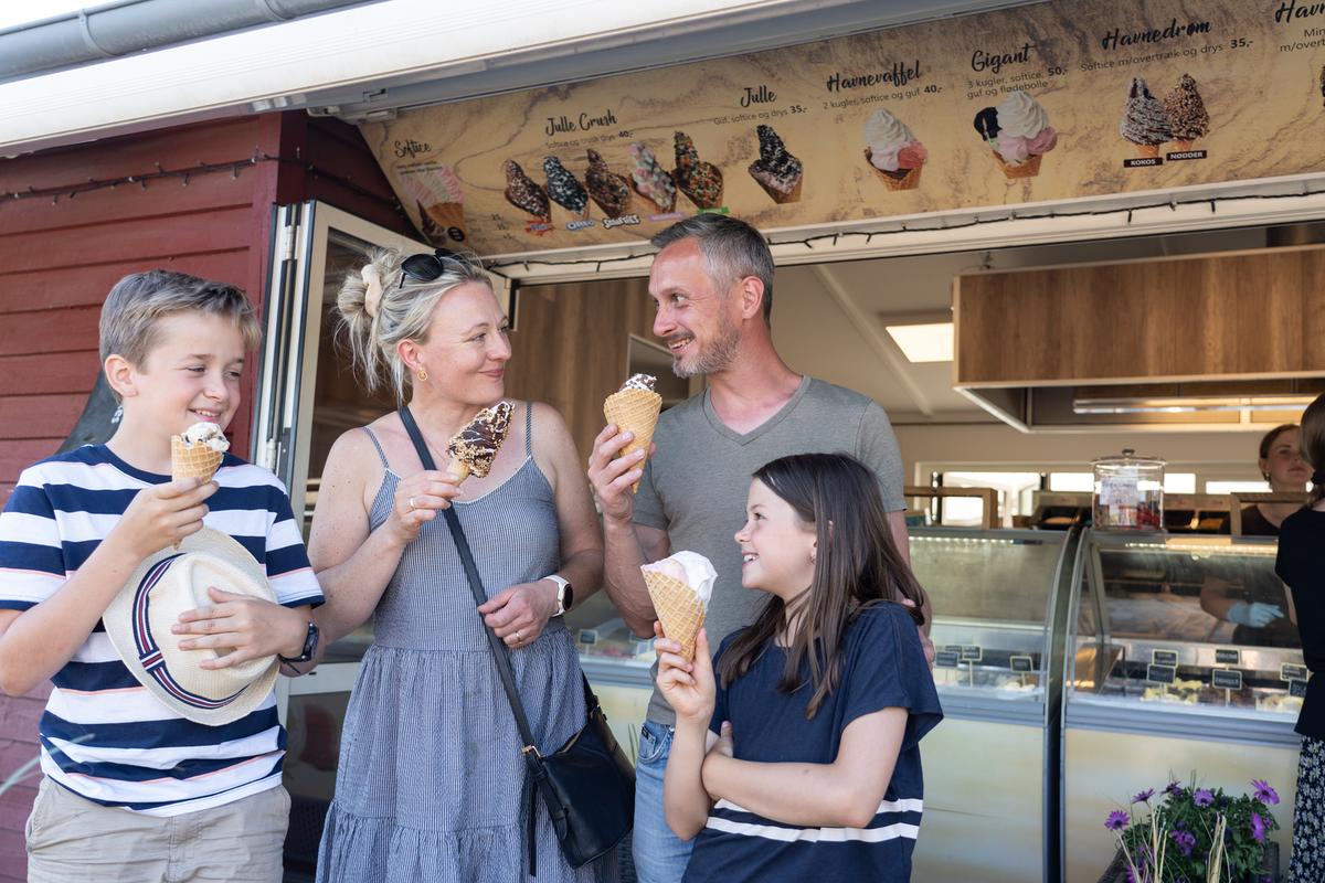 Familie isst Eistüte beim Café und der Eisbar in Juelsminde