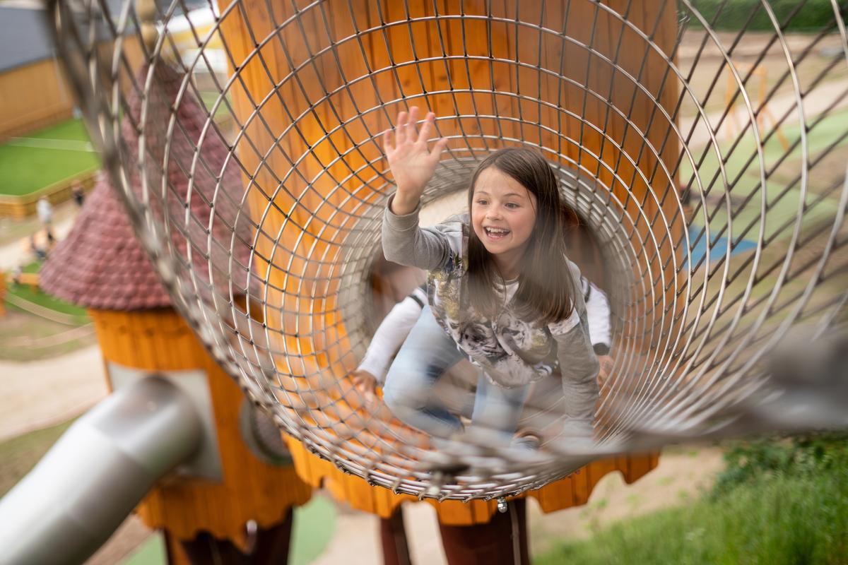 Ein Mädchen im Turm des Naturspielplatzes in Juelsminde
