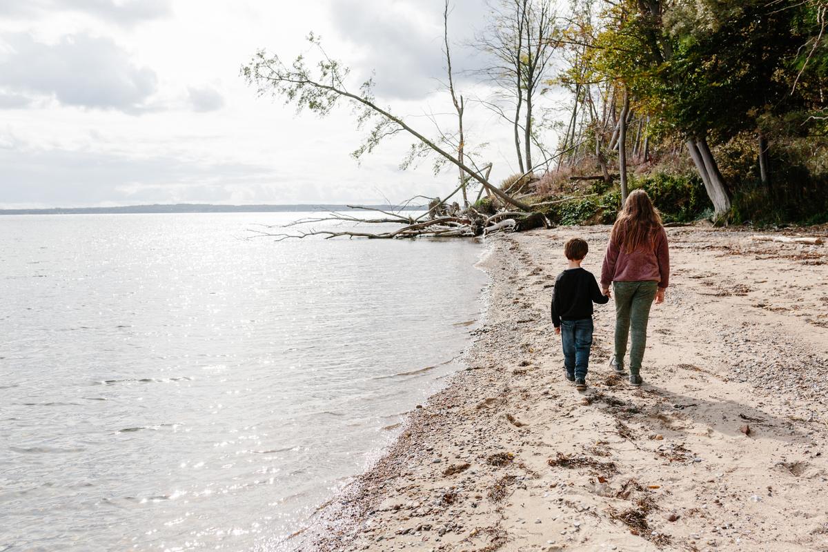 Børn går på Stenhøj strand