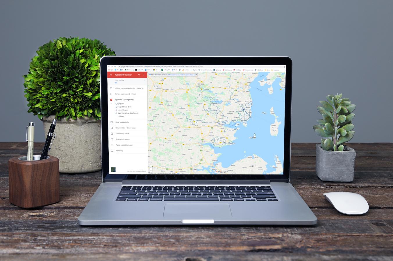 Bildschirm mit Google Maps zu Radwanderungen im Küstenland