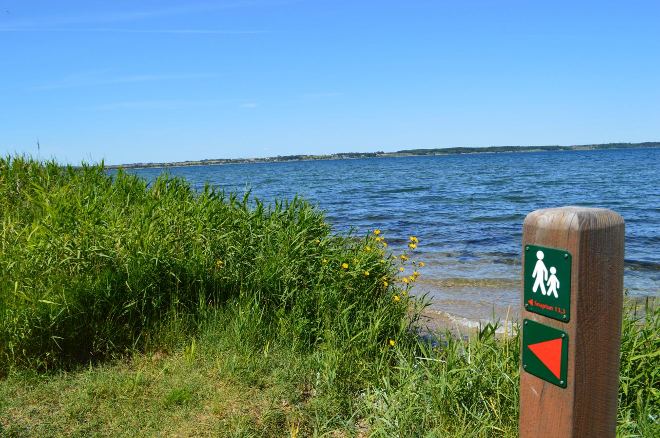 Schild am Strand am Küstenpfad Snaptun–Juelsminde