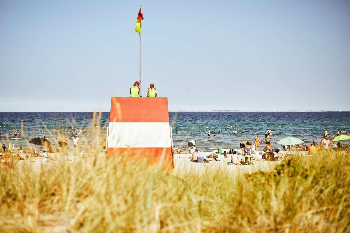 Lebensretterturm am Saksild Strand mit Gästen auf dem Strand