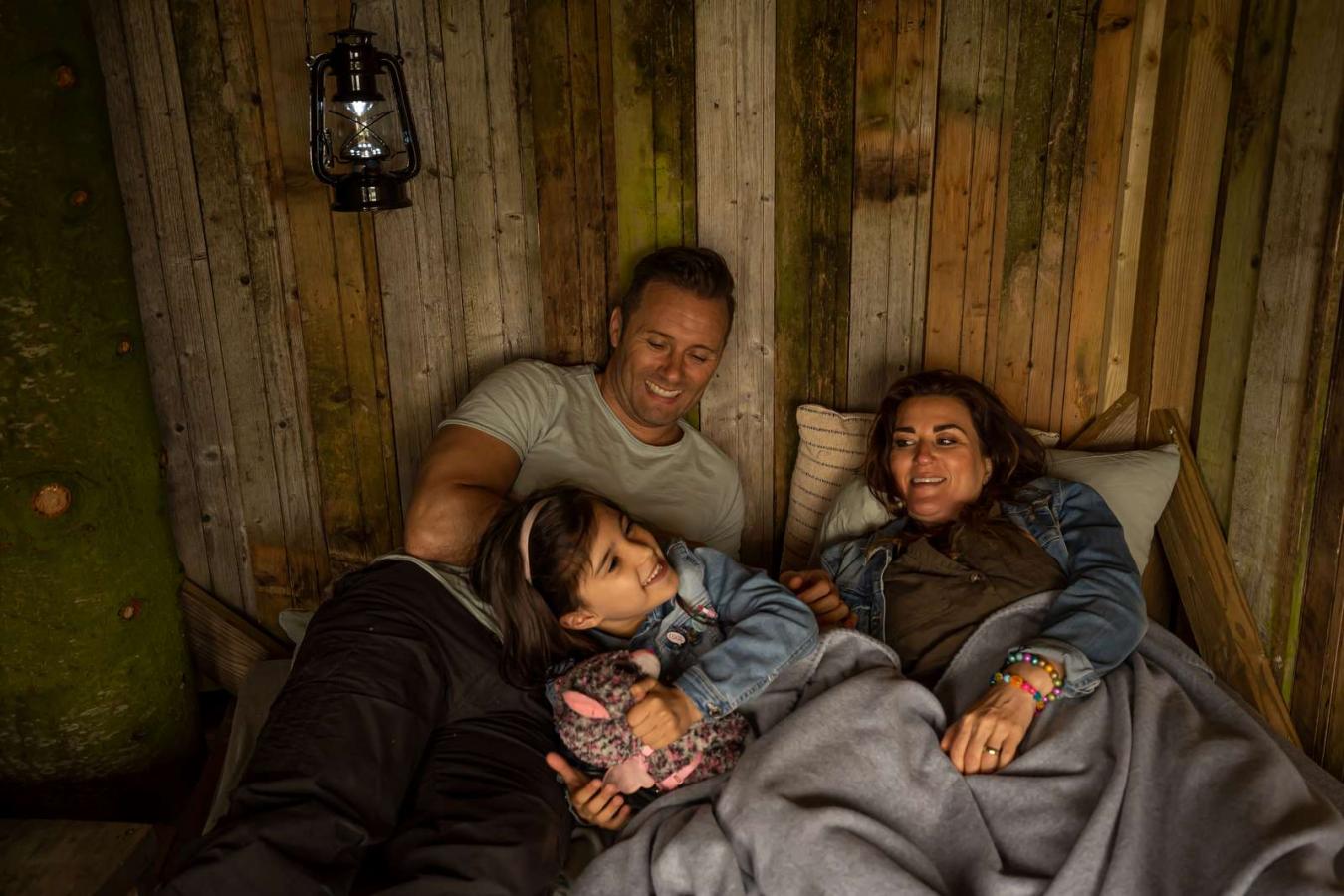 Glückliche Familie übernachtet im Holmelys-Shelter