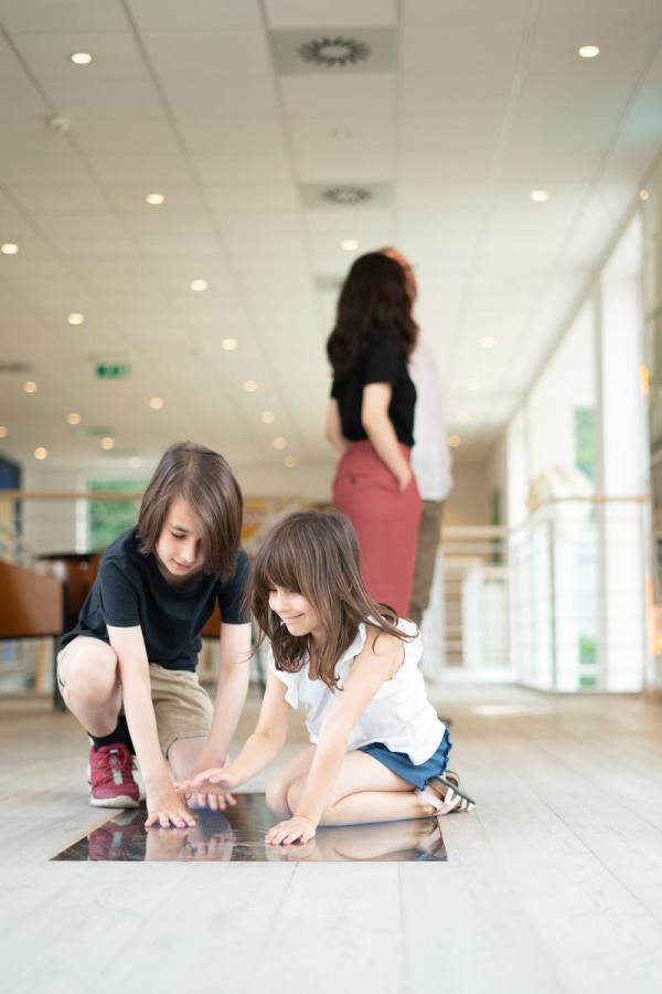 Zwei Kinder amüsieren sich auf einer interaktiven Ausstellung im Kunstmuseum von Horsens