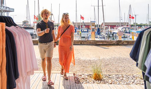 Paar kauft bei Sjørs ein