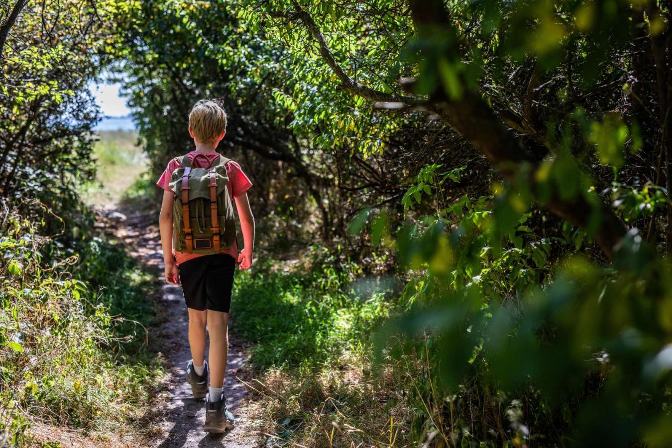 Junge wandert auf dem Eisenbahnweg Odder–Horsens
