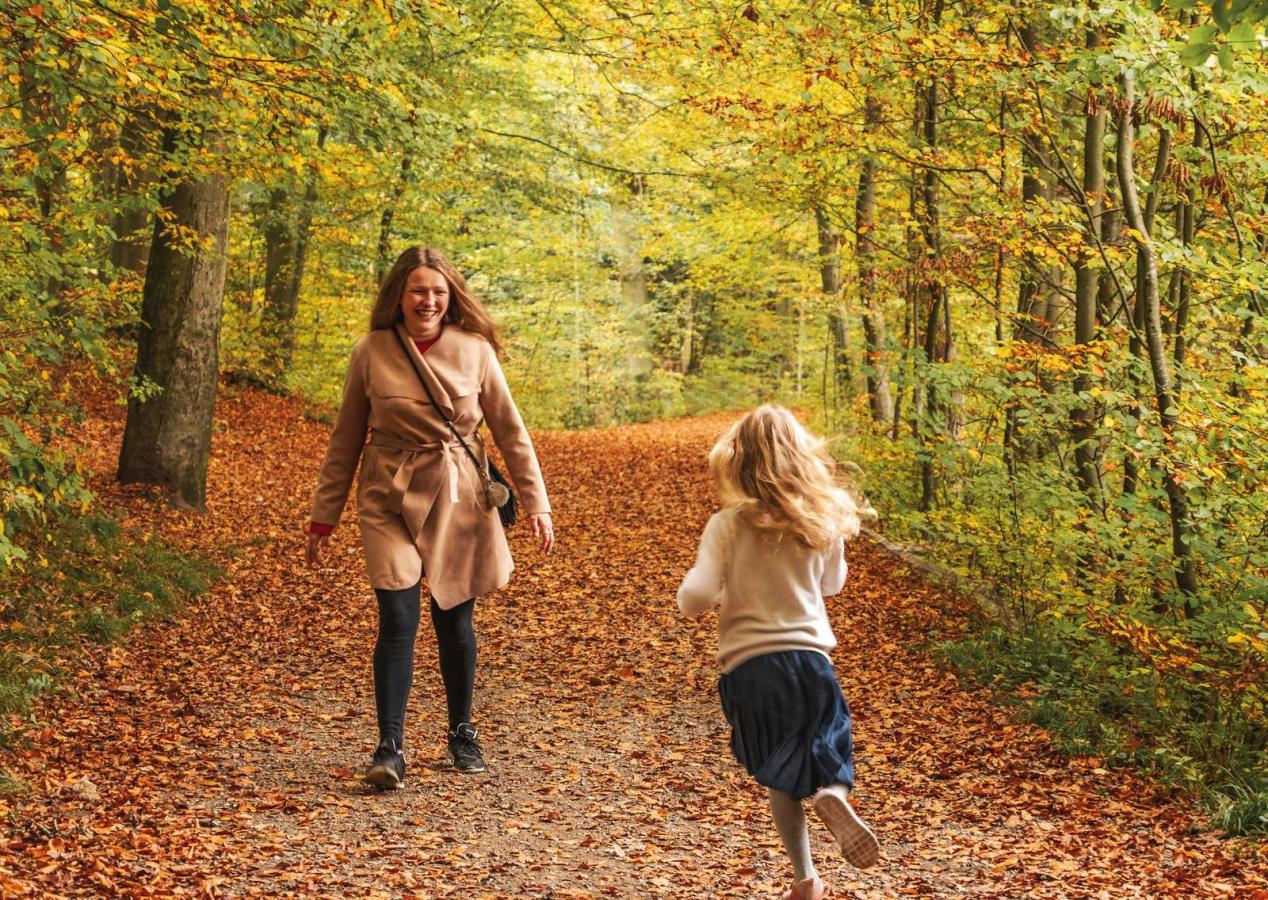 Mutter und Tochter im Åbjergskov am See von Bygholm an einem Herbsttag