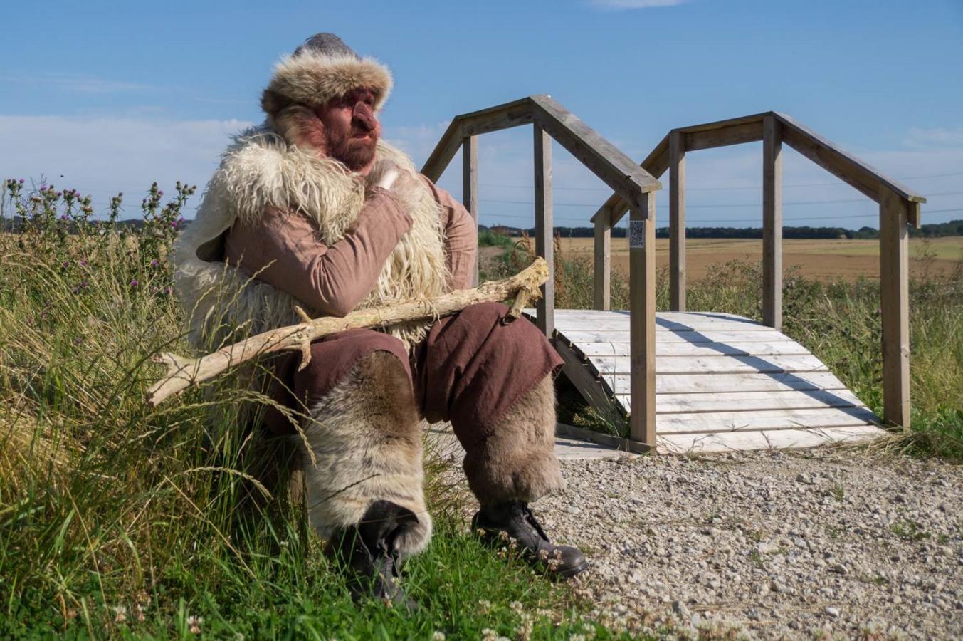 Ein Troll sitzt im Märchenwald nahe Odder an einer Brücke