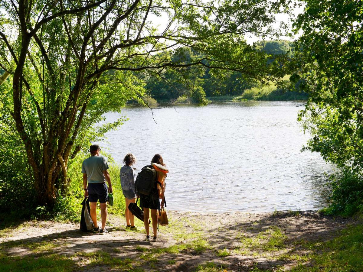 Familie steht am Ufer des Sees von Naldal