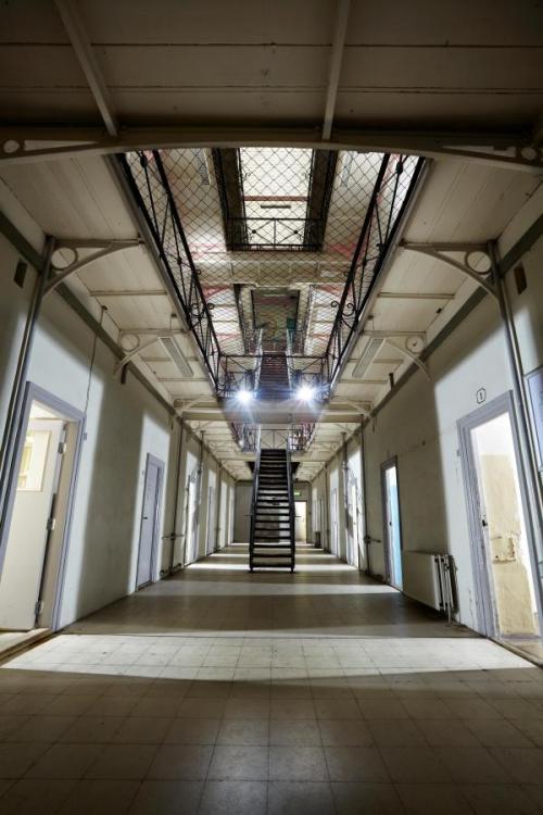 Gangen på FÆNGSLET i Horsens hvor du kan holde møde i en gammel celle