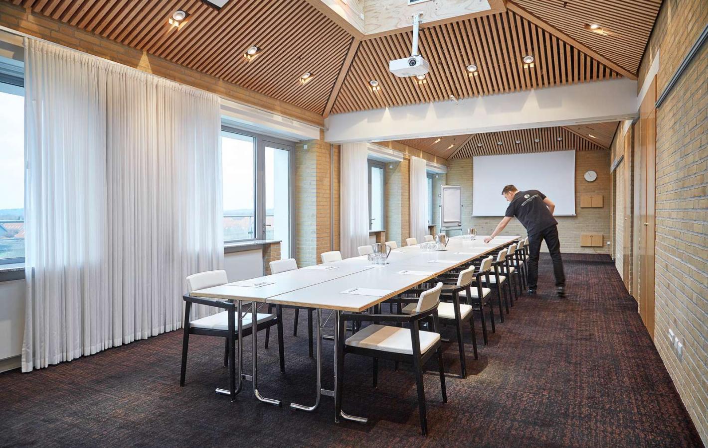 Medarbejder forbereder mødelokale på Hotel Opus i Horsens