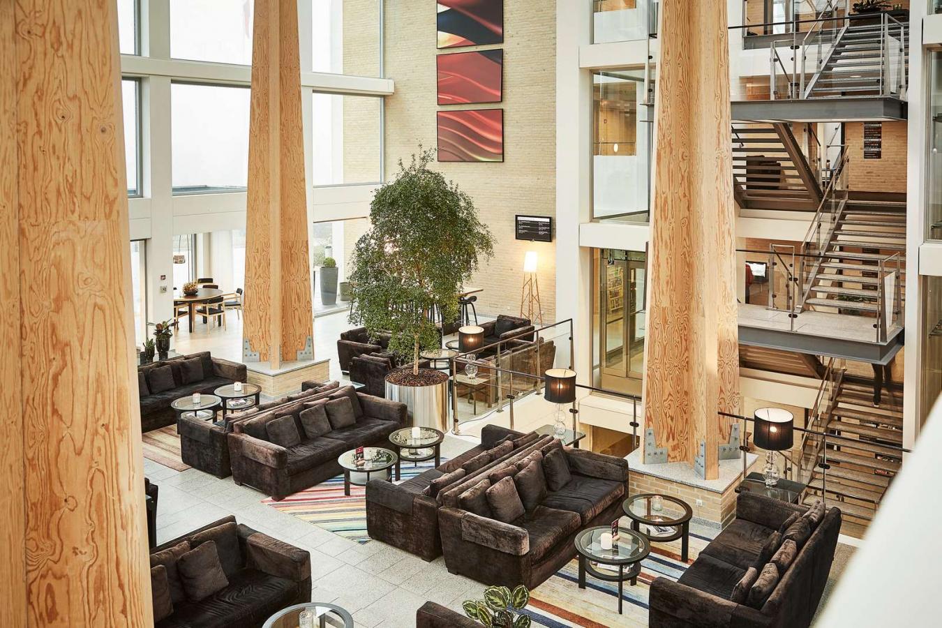 Lobbyområdet på Hotel Opus i Horsens - en del af Destination Kystlandet