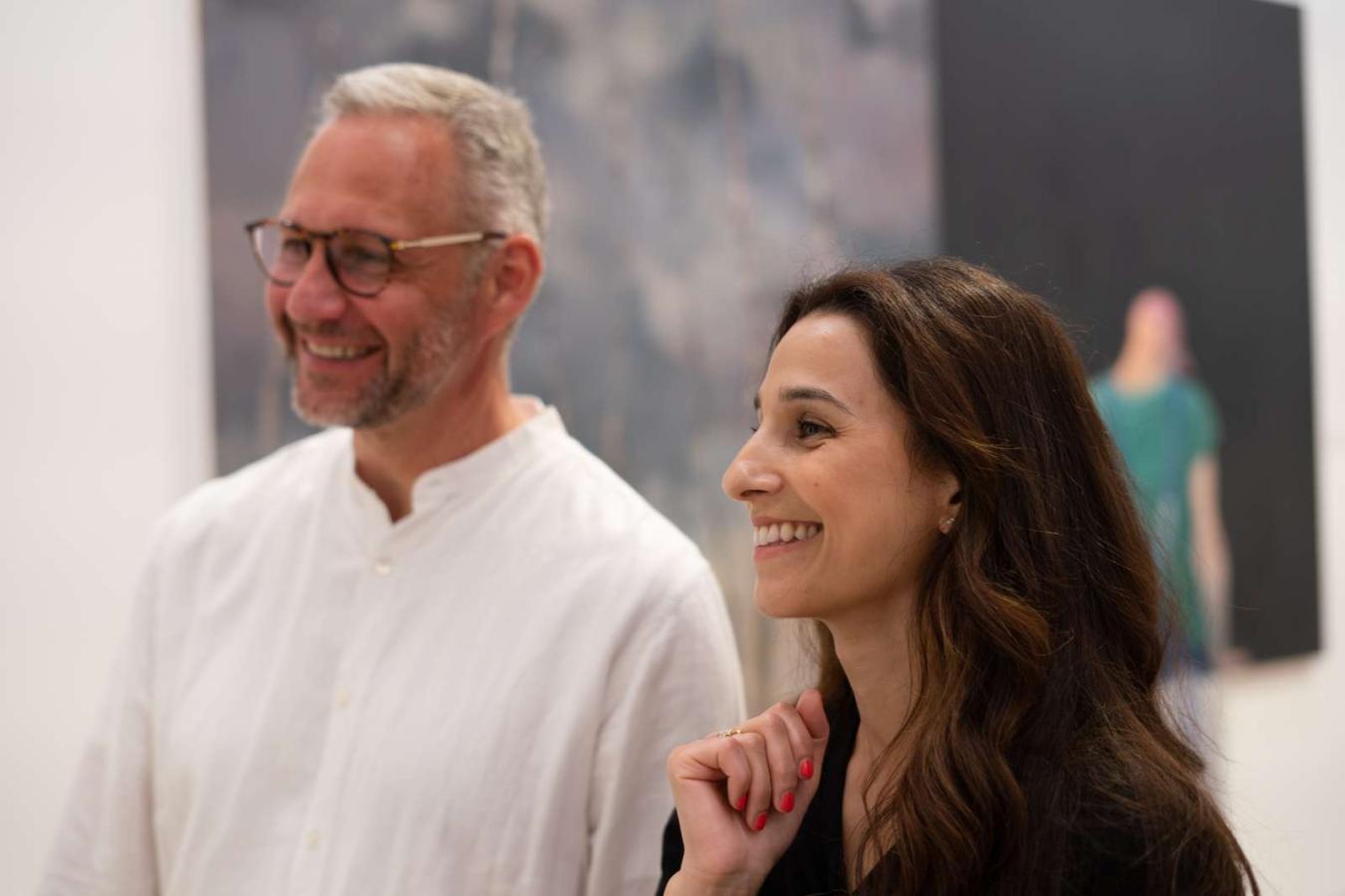 Paar betrachtet Kunst im Horsens Kunstmuseum – ein Teil der Urlaubsregion Küstenland