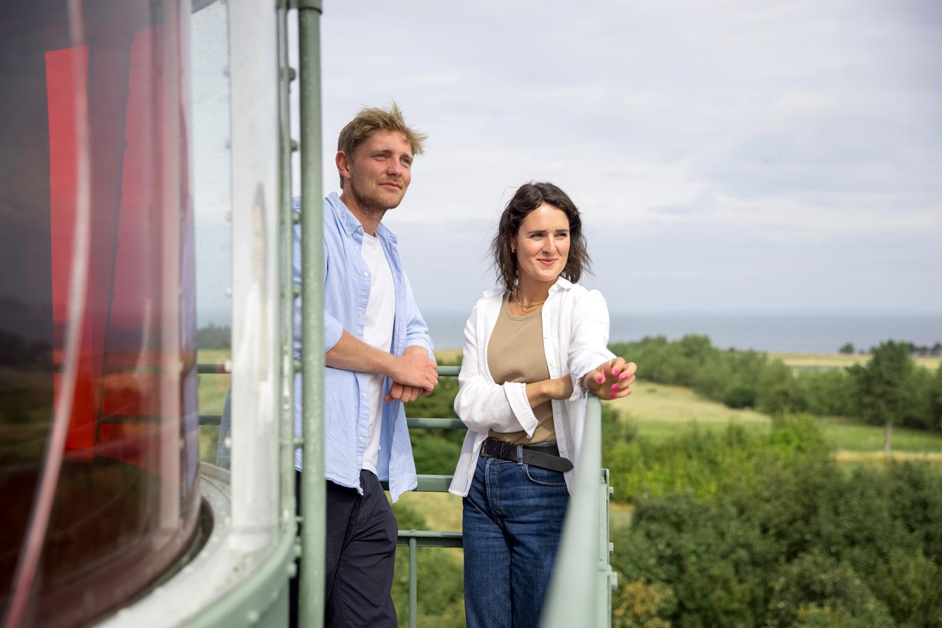 Paar genießt die Aussicht vom Kirch- und Leuchtturm auf Tunø – ein Teil der Urlaubsregion Küstenland