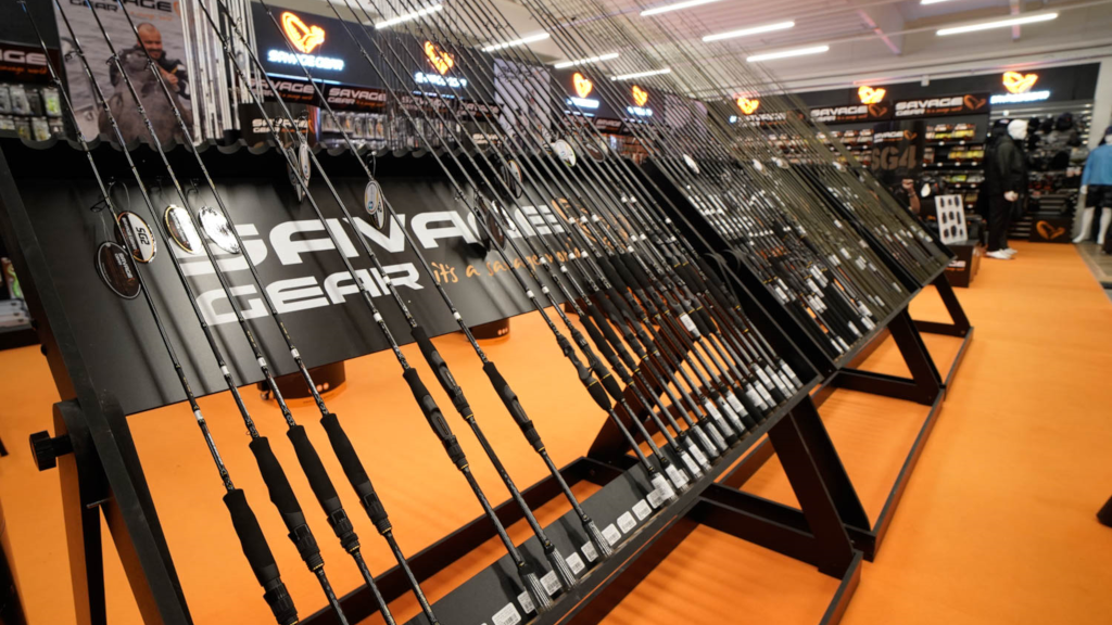 Fiskestænger i stativ hos Effektlageret i Horsens