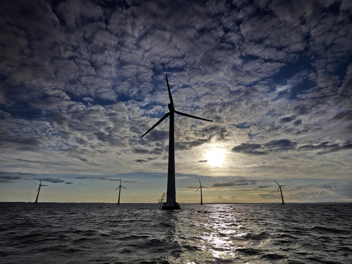 Windenergieanlagen vor der Küste Tunøs im Offshore-Windmühlenpark Tunø Knob