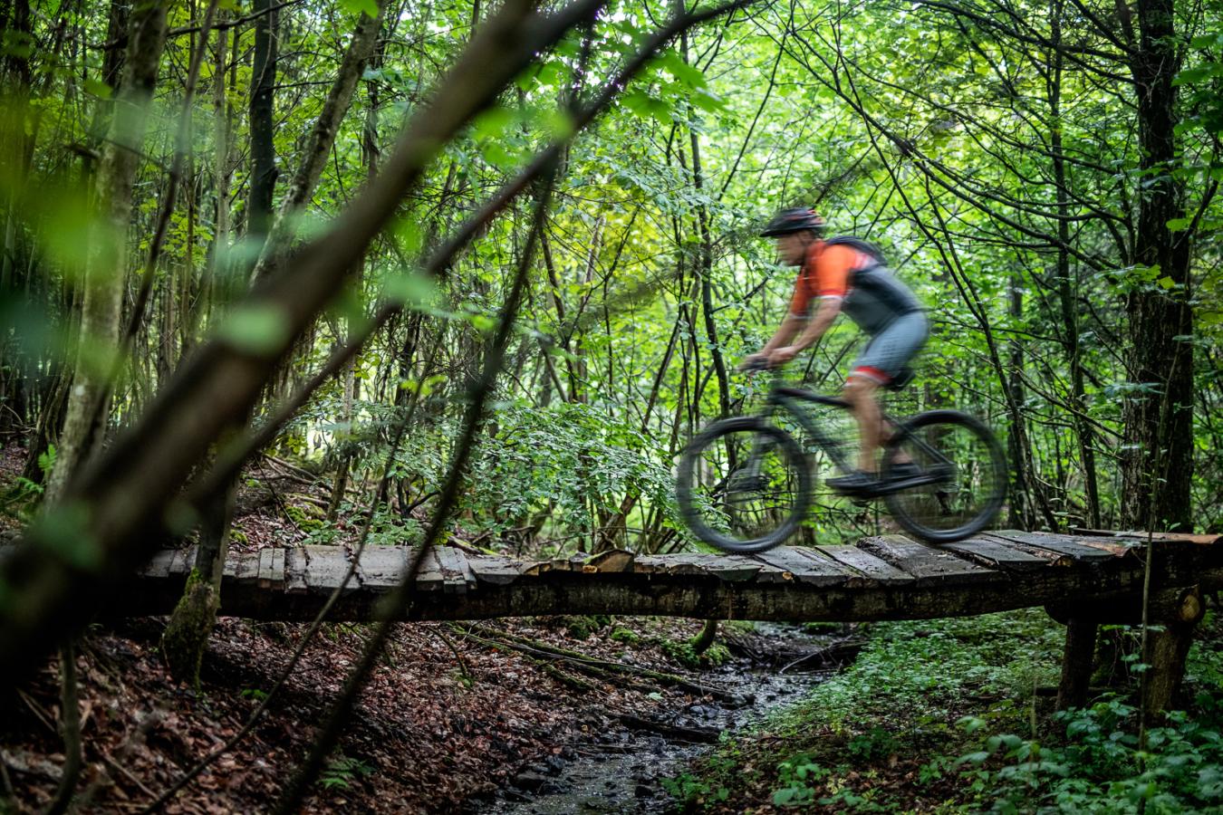 Mand kører over bro på mountainbike i Odder