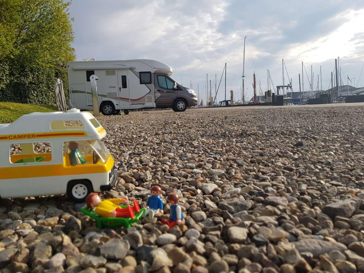 Legetøjsautocamper foran rigtig autocamper på Autocamperplads i Juelsminde