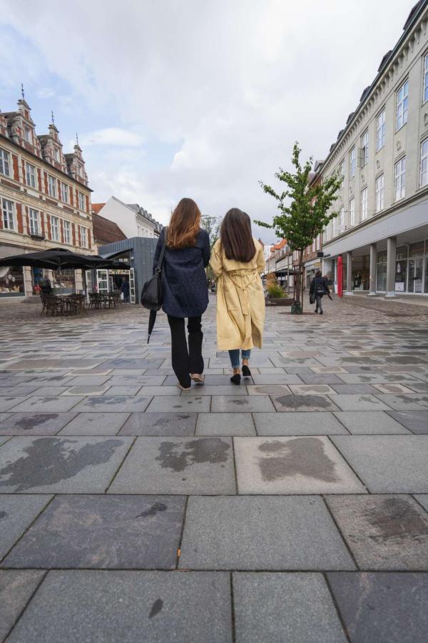To kvinder går langs Søndergade i Horsens - en del af Destination Kystlandet