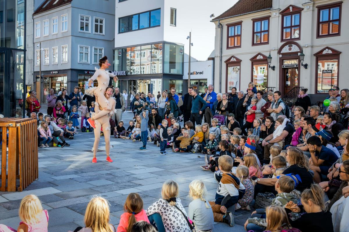 Teaterforestilling på Søndergade i Horsens under teaterfestivalen 2019