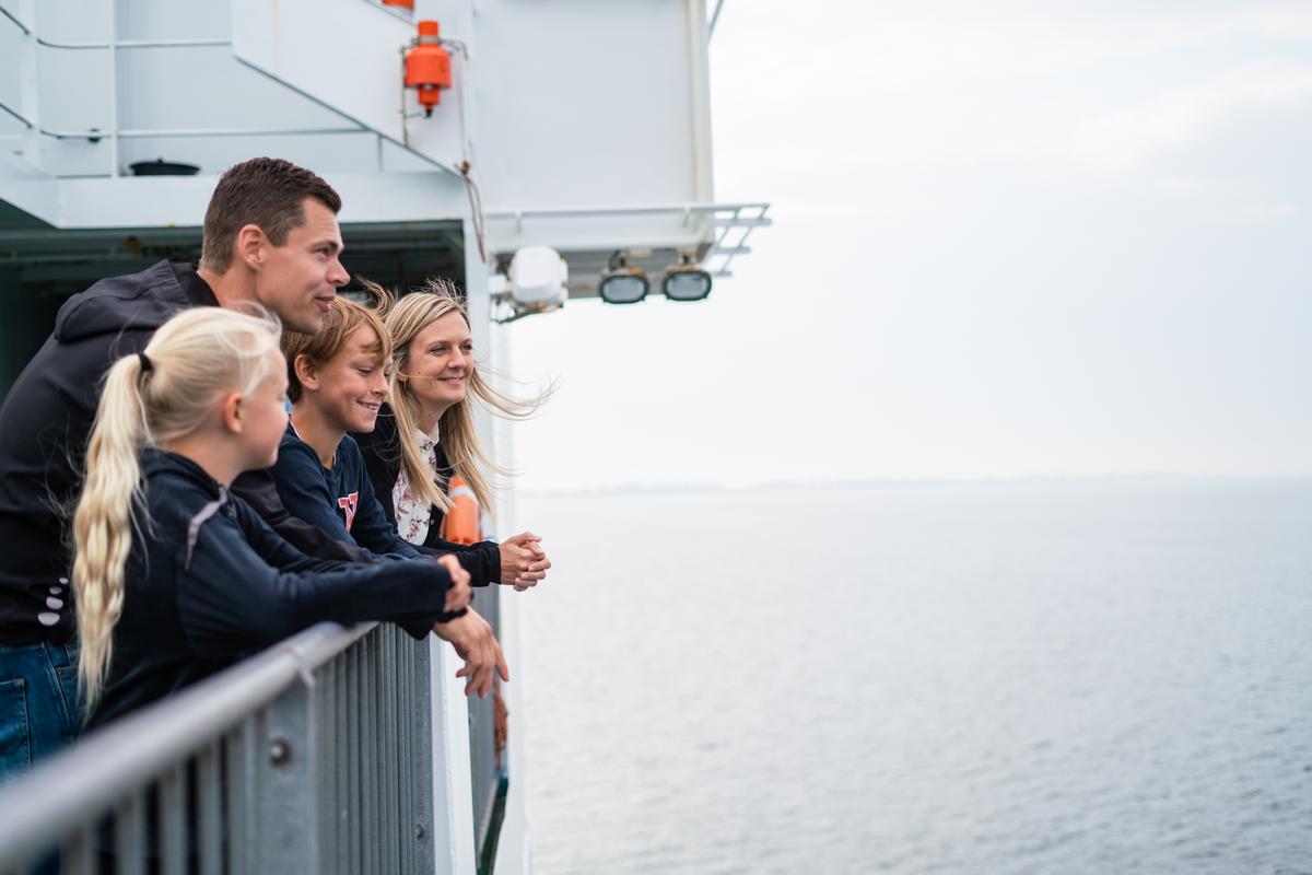Mand, kvinde, pige og dreng på færge i Det østjyske Øhav