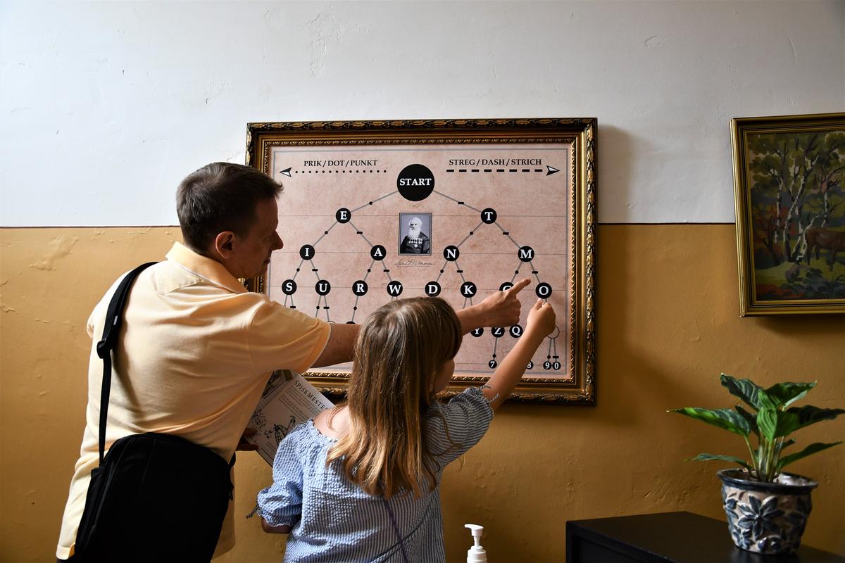 Tochter und Vater beschäftigen sich der Lösung einer Aufgabe im Horsens Gefängnismuseum in der Urlaubsregion Küstenland