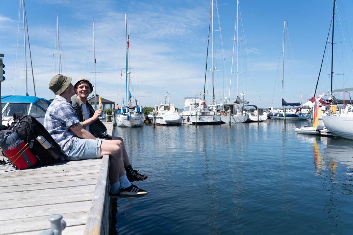 To vandrere spiser is på mole på Snaptun Lystbådehavn