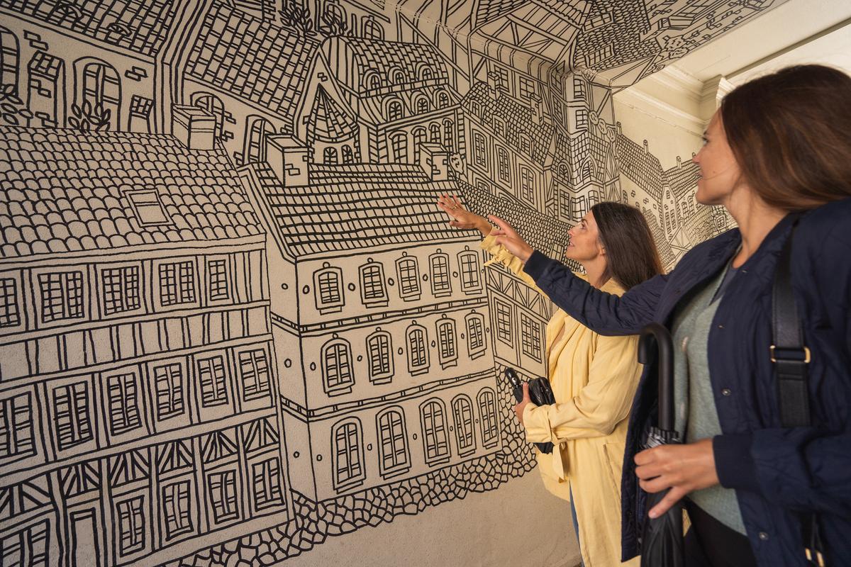 To kvinder kigger på streetart i passage ved Søndergade i Horsens