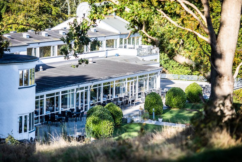 Hotel ved Juelsminde Strand set fra Odelsbjerget i Kystlandet