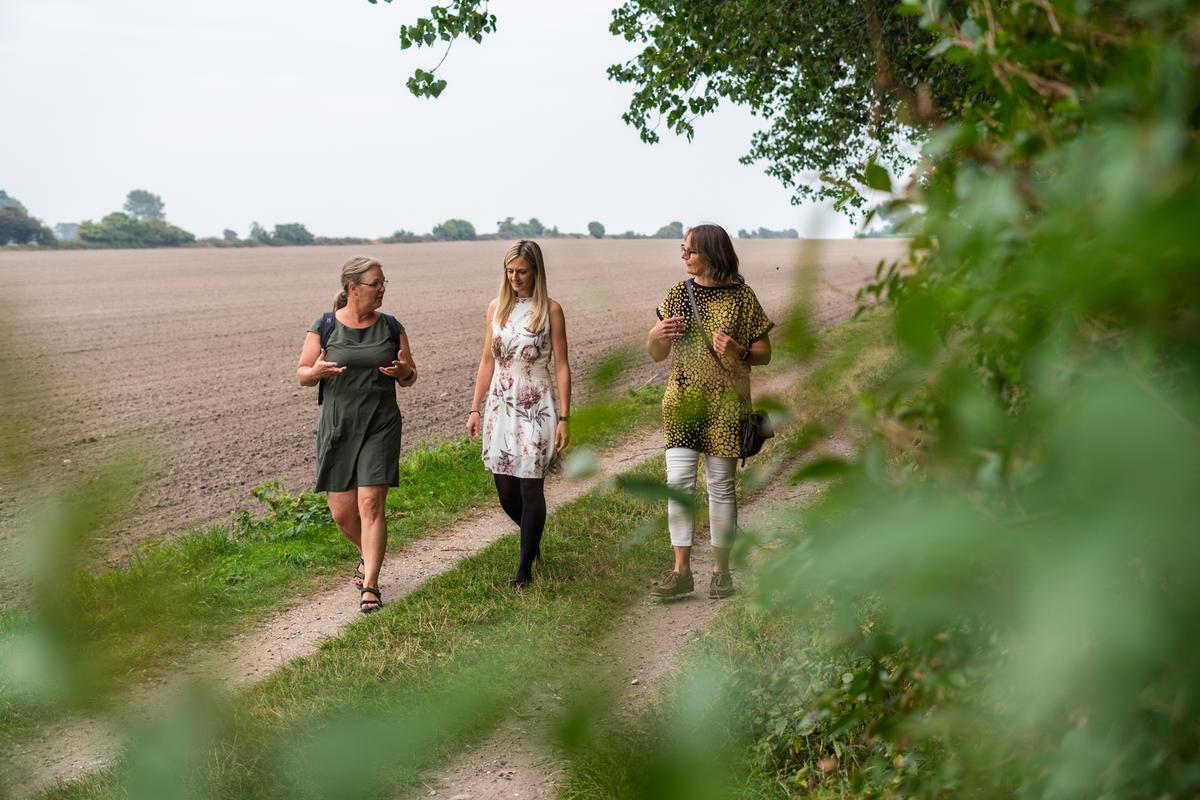 Tre kvinder laver en walk and talk på kaninoen på Endelave