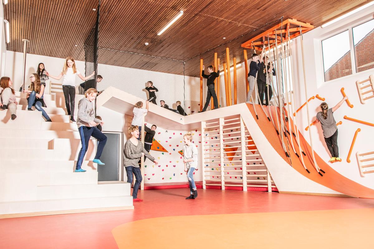 Børn kravler i legehallen Barrit Legeunivers