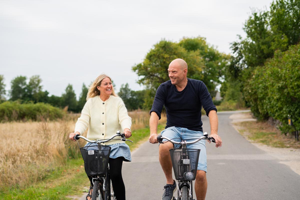 En mand og en kvinde cykler på Endelave i det Østjyske Øhav