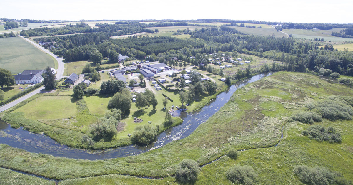 Luftfoto af Gudenå Camping nær Brædstrup
