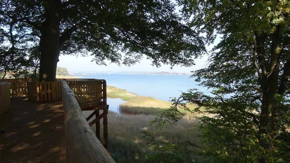 Udsigtsplatform med kig til havet