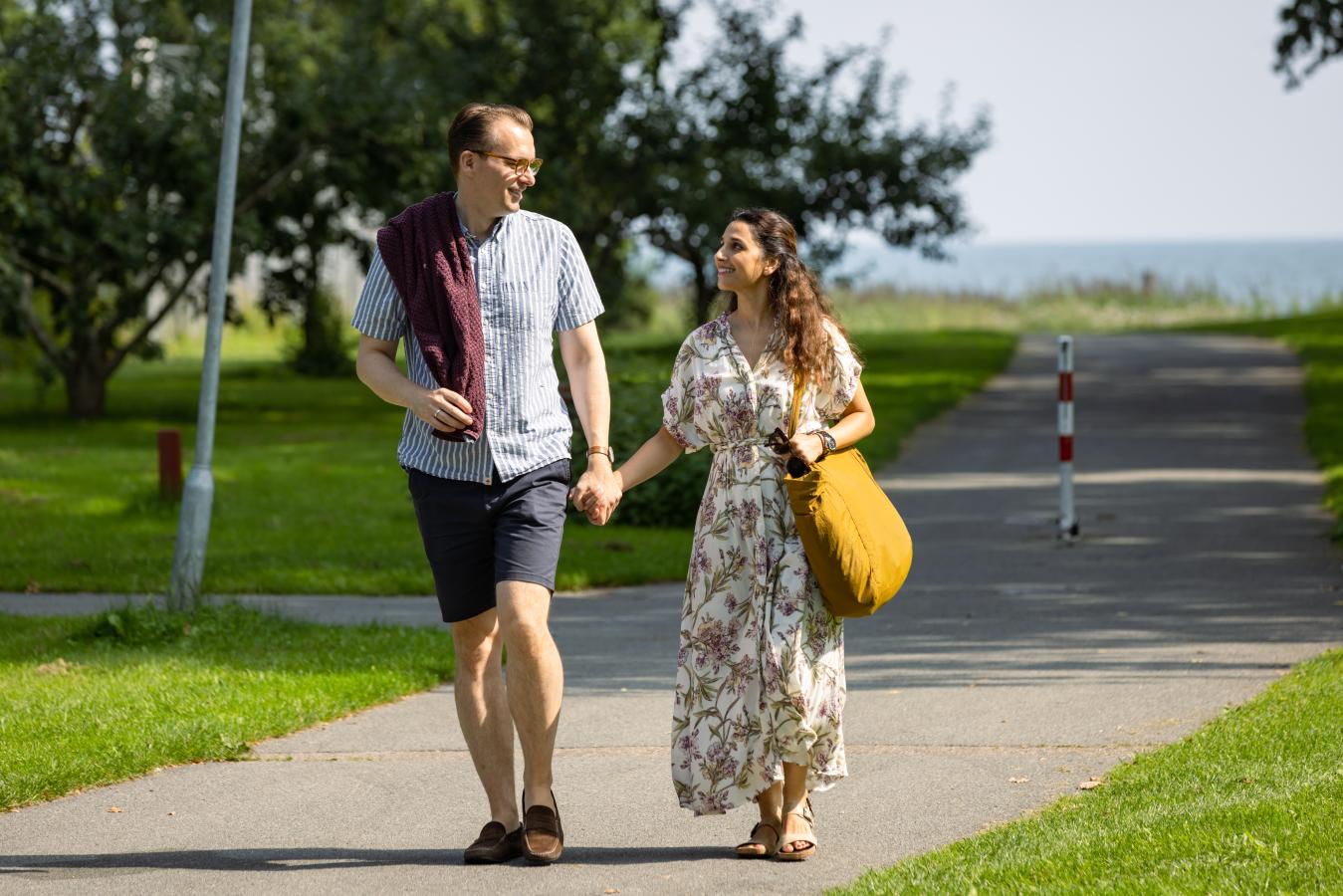 Par går hånd i hånd på Kyststien ved Hou