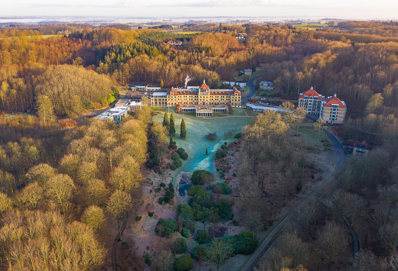 frost og sne dækker skovbunden omkring hotel vejlefjord
