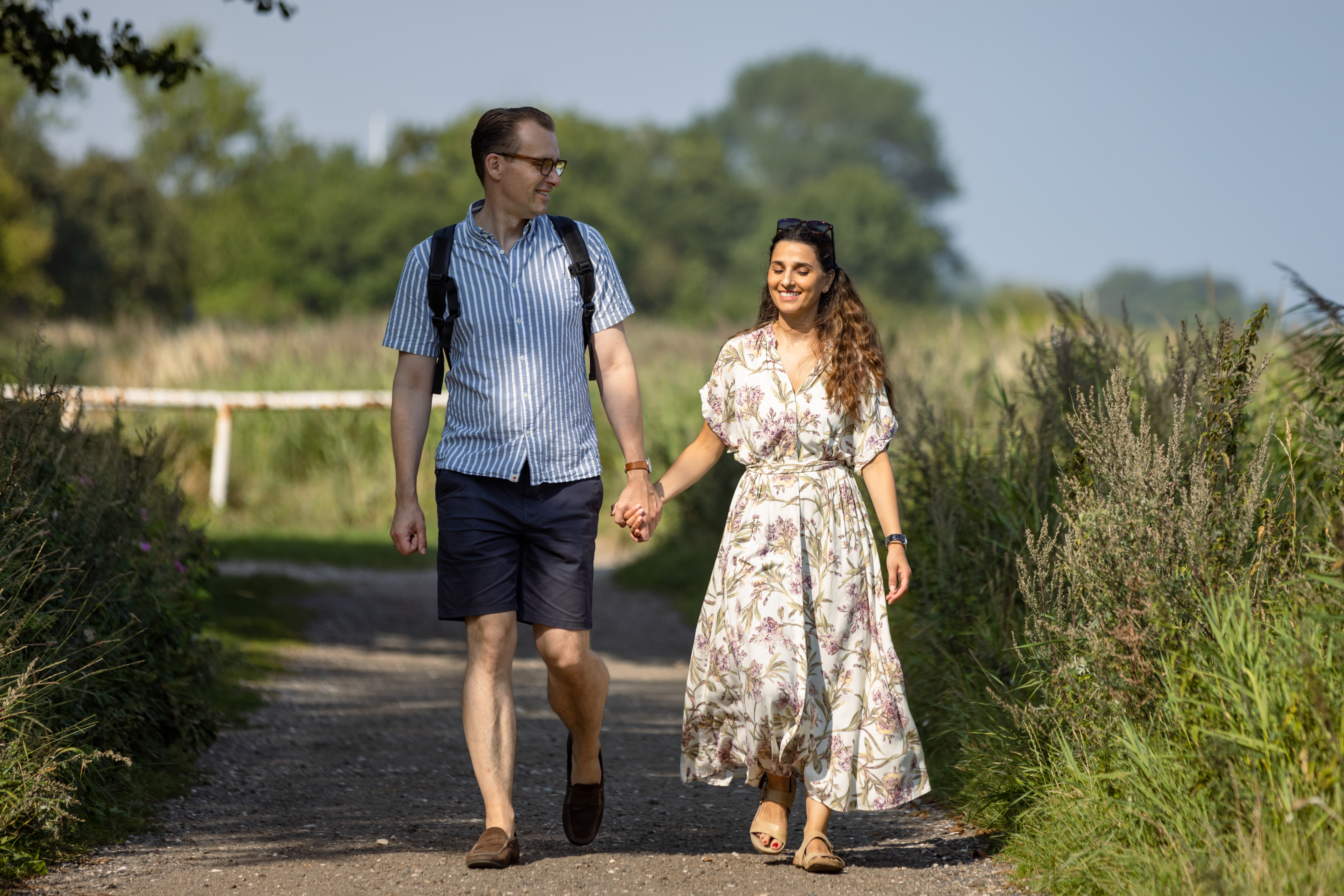 Mann und Frau wandern an der Odderküste bei Hou auf einem Wanderweg