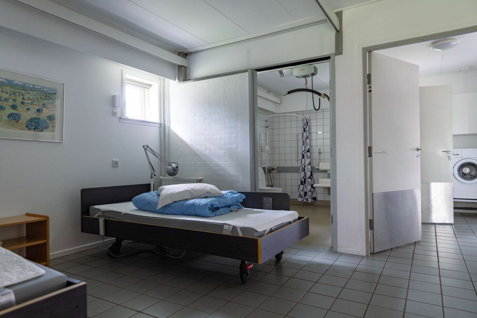 Værelse i hytte på Hou Søsportcenter med kran på badeværelse og brede døre