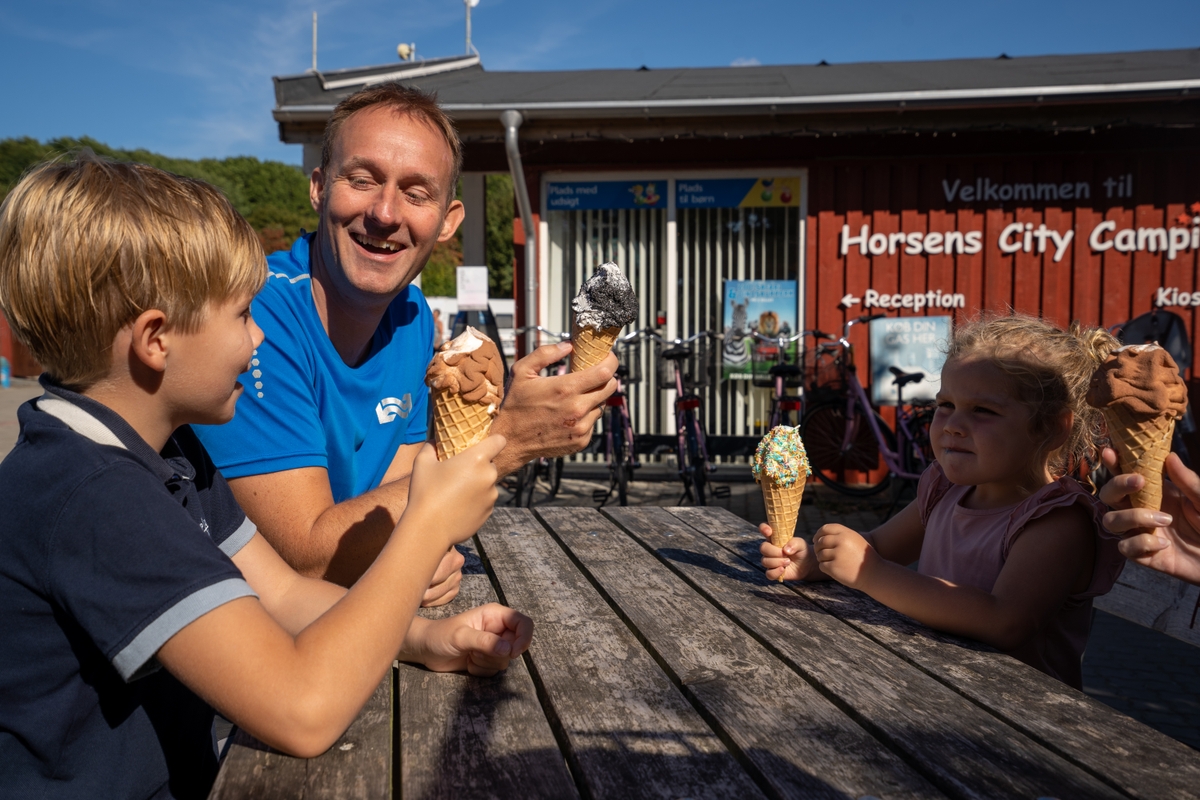 Familie spiser is ved Horsens City Camping